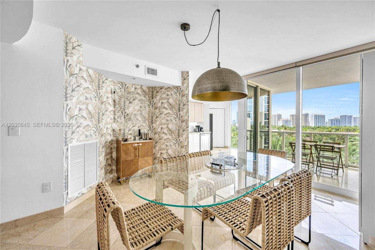 19333 Collins Ave , Unit 709, Sunny Isles Beach, FL 33160 Photo