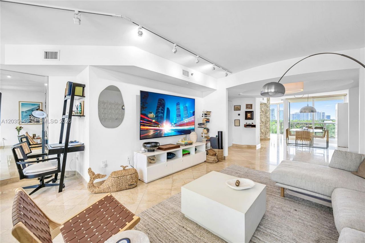 19333 Collins Ave, Unit 709, Sunny Isles Beach, FL 33160 Photo