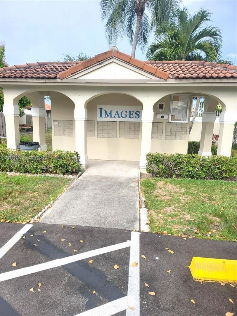 10877 NW 8th St , Pembroke Pines, FL 33026 Photo