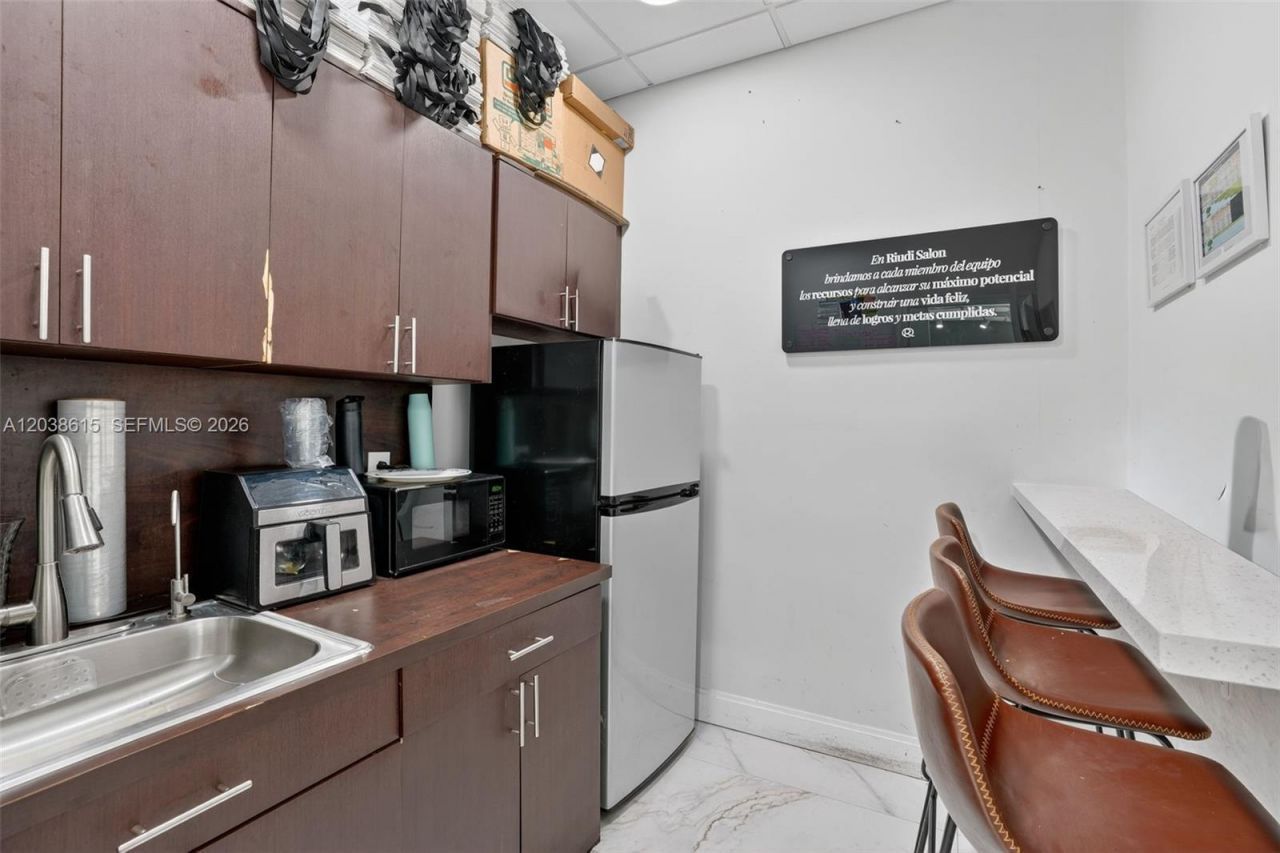 Second Generation Beauty Salon For Lease In Hialea, Hialeah, FL 33015 Photo