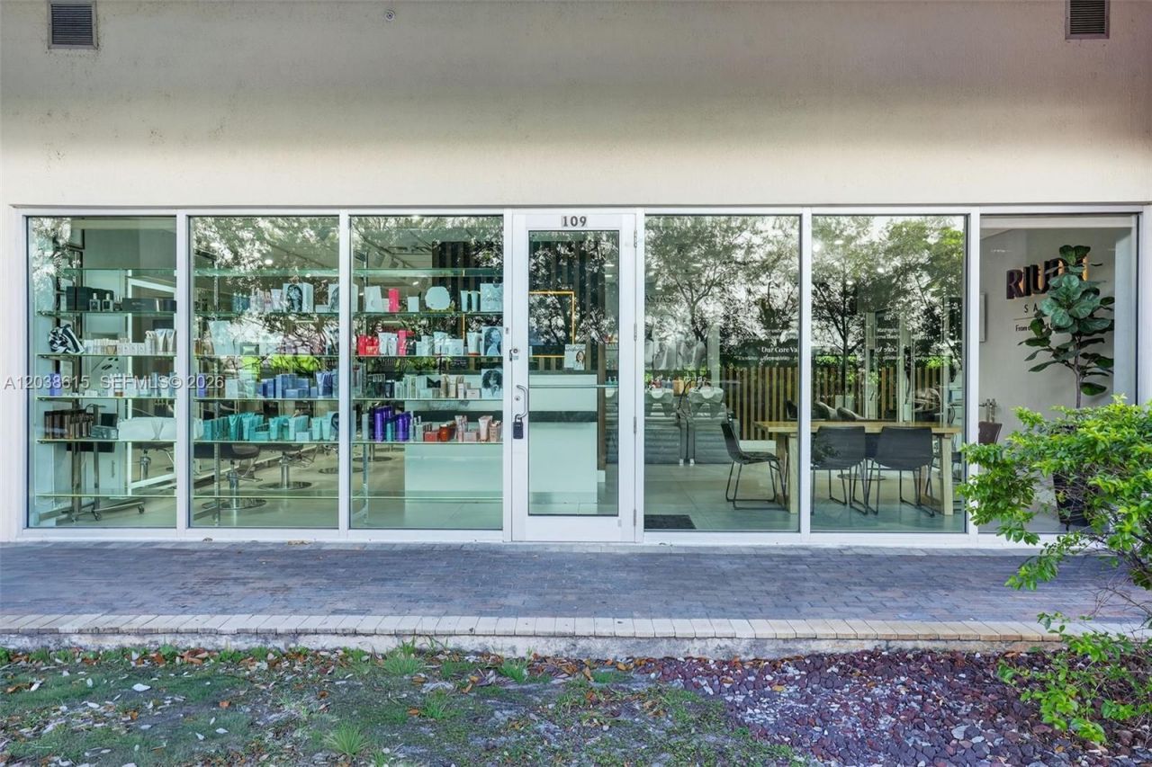 Second Generation Beauty Salon For Lease In Hialea, Hialeah, FL 33015 Photo