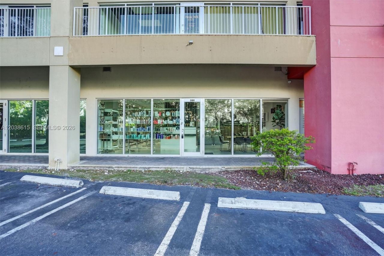 Second Generation Beauty Salon For Lease In Hialea, Hialeah, FL 33015 Photo