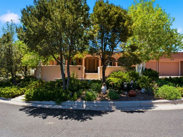 871 Vista Canada , Santa Fe, NM 87501