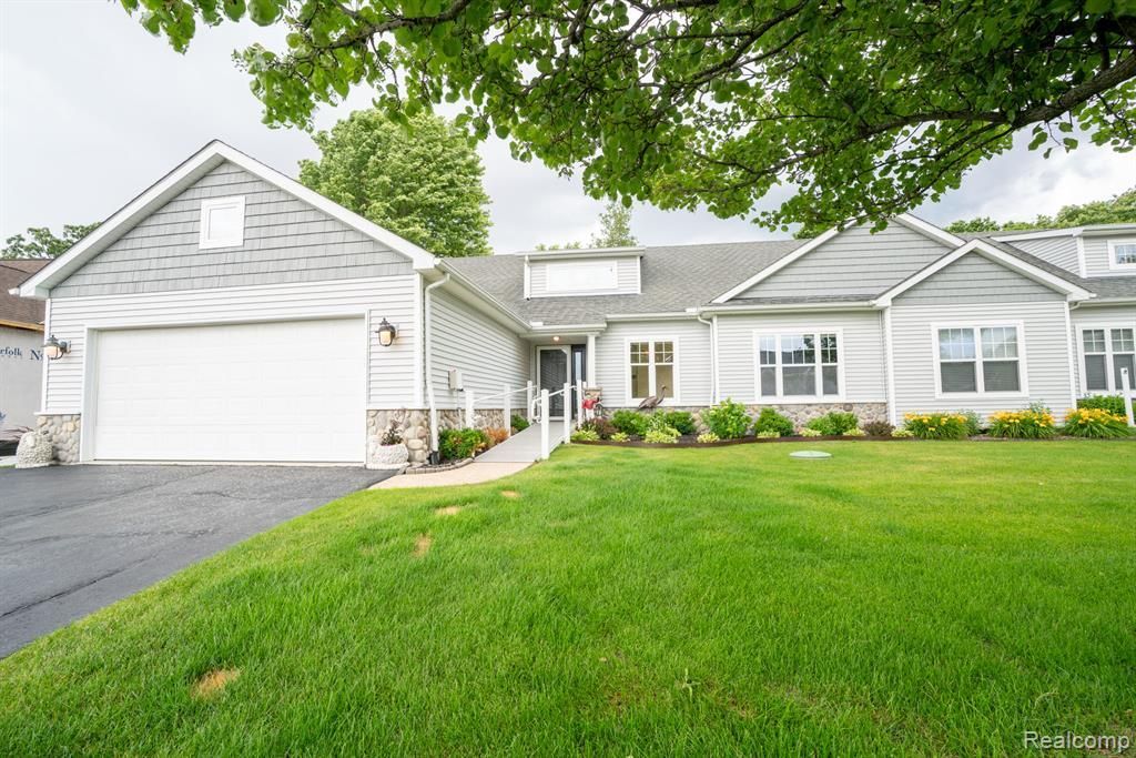 5653 Trail Side Lane, Hamburg Township, MI 48189 Main Photo