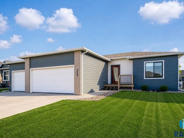 716 Hillside St, Harrisburg, SD 57032