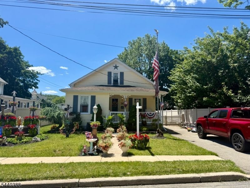 33 Poplar St, Bloomingdale, NJ 07403 Main Photo