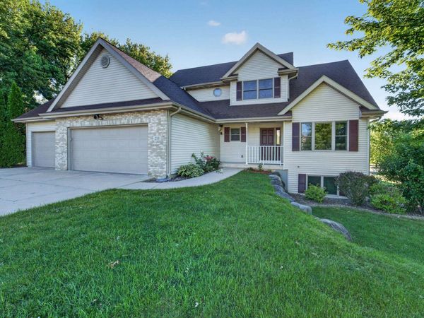 211 N Heatherstone Drive, Sun Prairie, WI 53590