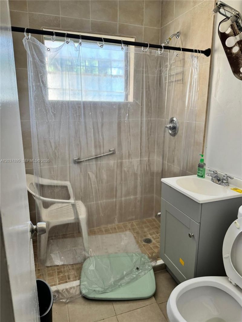 950 NE 160th St , North Miami Beach, FL 33162 Photo