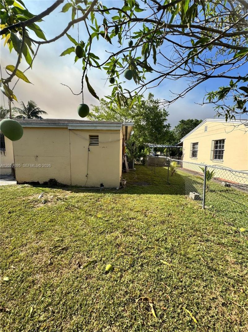 950 NE 160th St , North Miami Beach, FL 33162 Photo