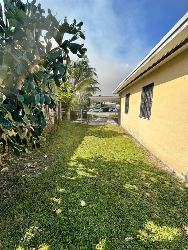 950 NE 160th St , North Miami Beach, FL 33162 Photo