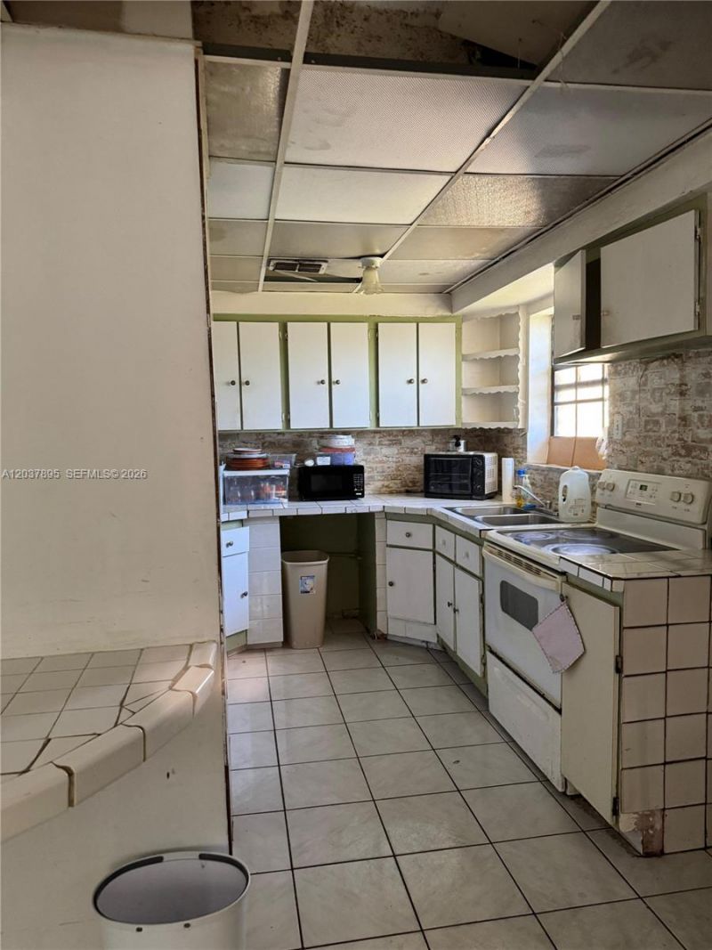 950 NE 160th St , North Miami Beach, FL 33162 Photo