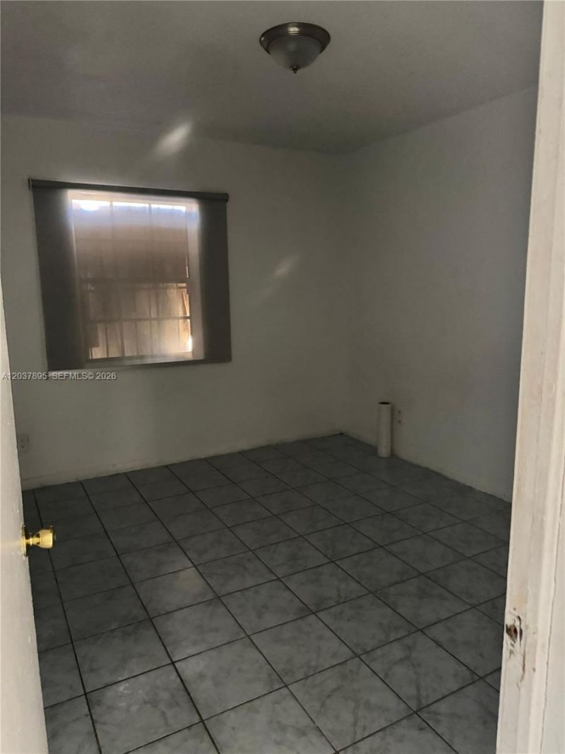950 NE 160th St , North Miami Beach, FL 33162 Photo