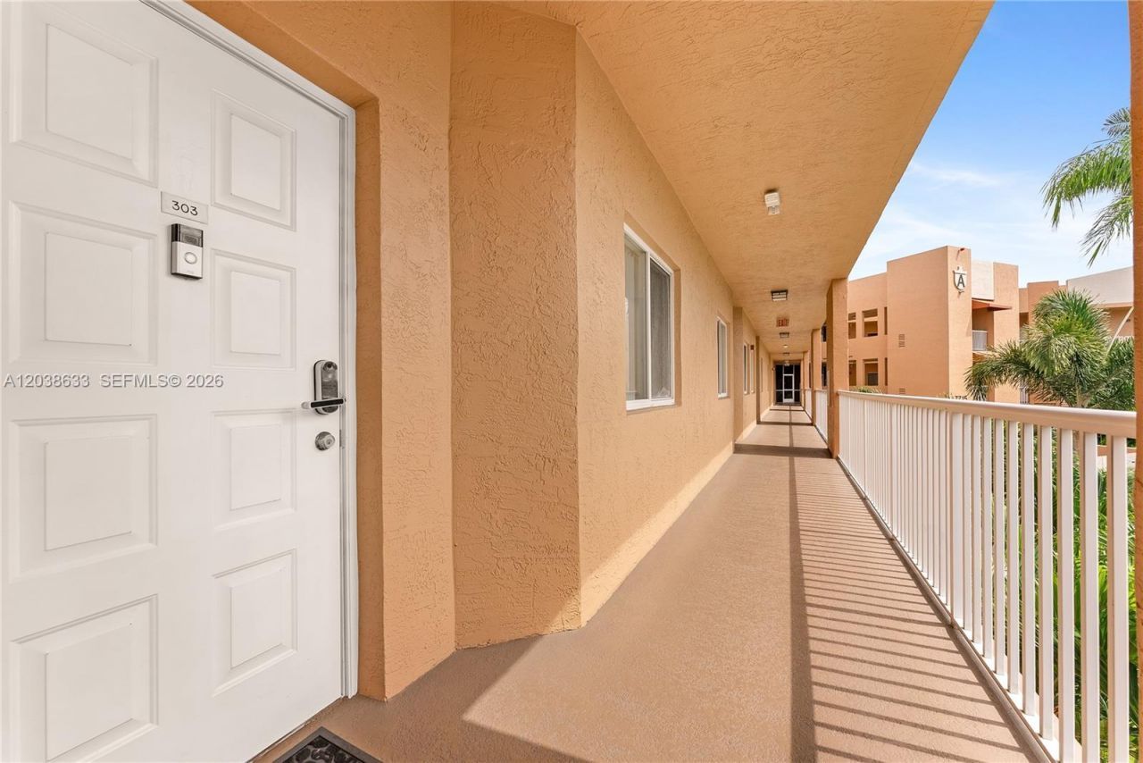 7715 Yardley Dr, Unit 303, Tamarac, FL 33321 Photo