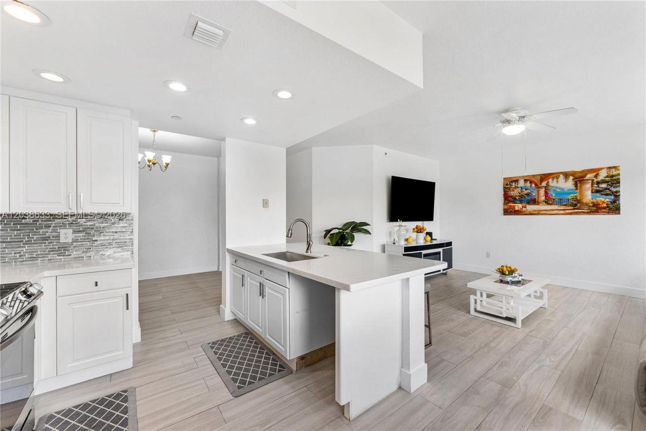 7715 Yardley Dr, Unit 303, Tamarac, FL 33321 Photo