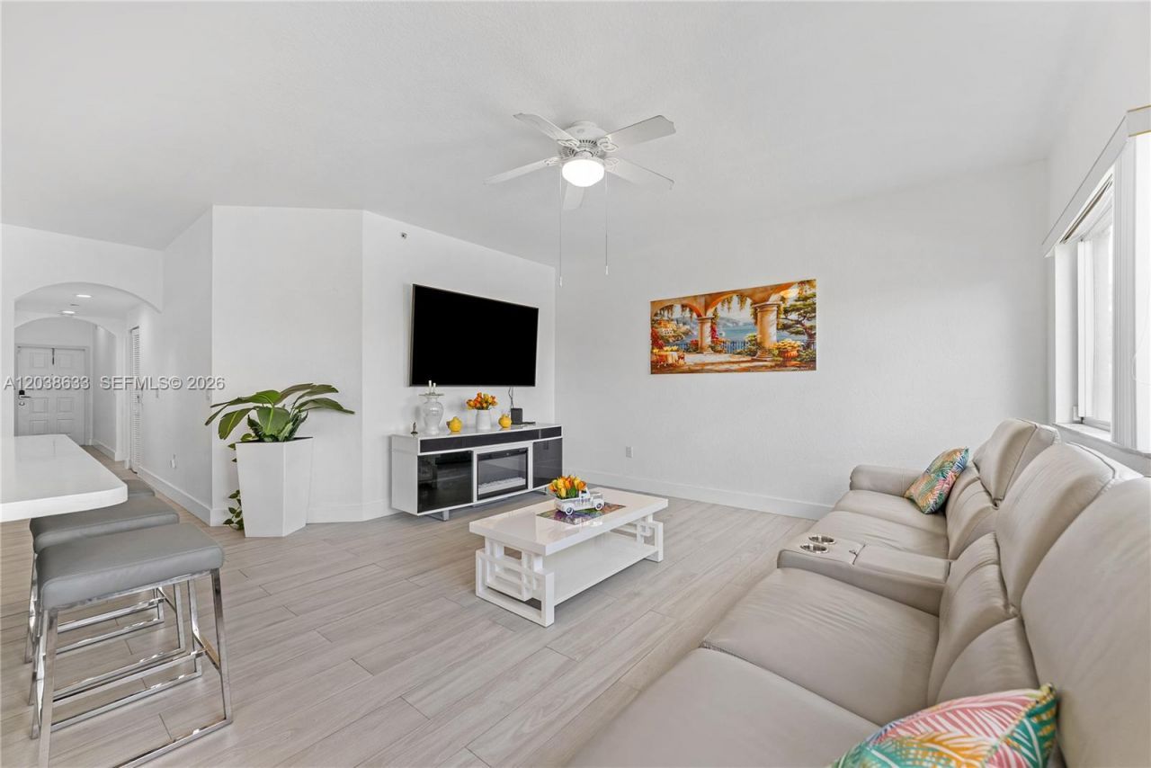 7715 Yardley Dr, Unit 303, Tamarac, FL 33321 Photo