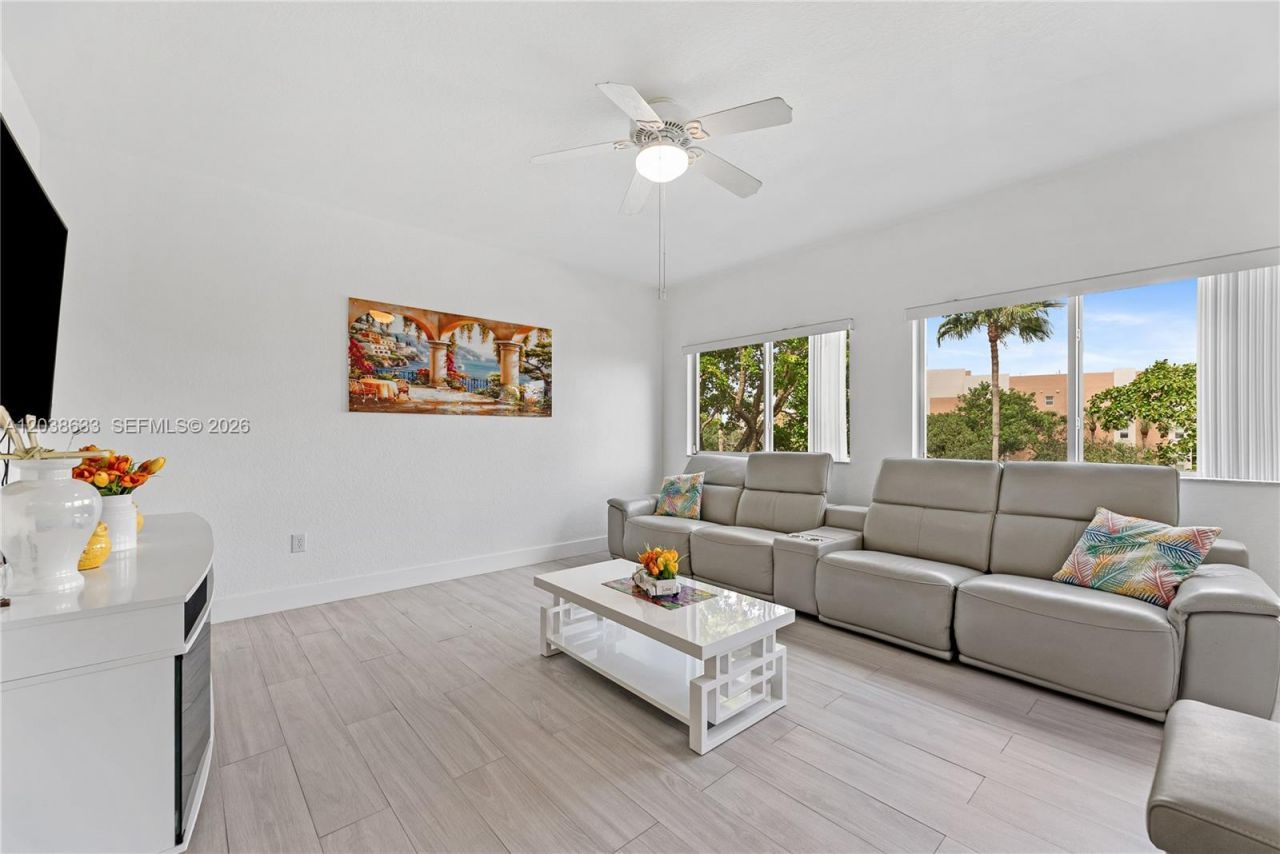 7715 Yardley Dr, Unit 303, Tamarac, FL 33321 Photo