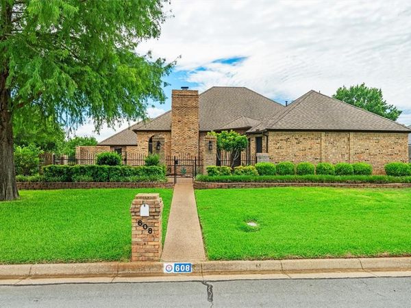 608 Gunnison Drive, Arlington, TX 76006