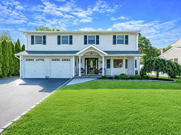 18 Ludlow Way, Oakdale, NY 11769