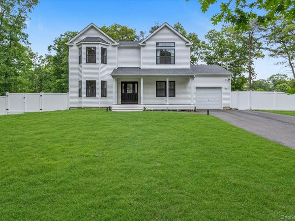 135 Elizabeth Way , Ridge, NY 11961