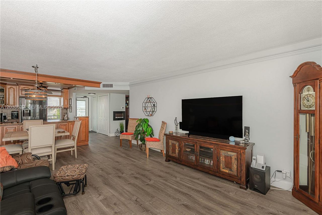4800 Hillcrest Ln , Unit 501, Hollywood, FL 33021 Photo