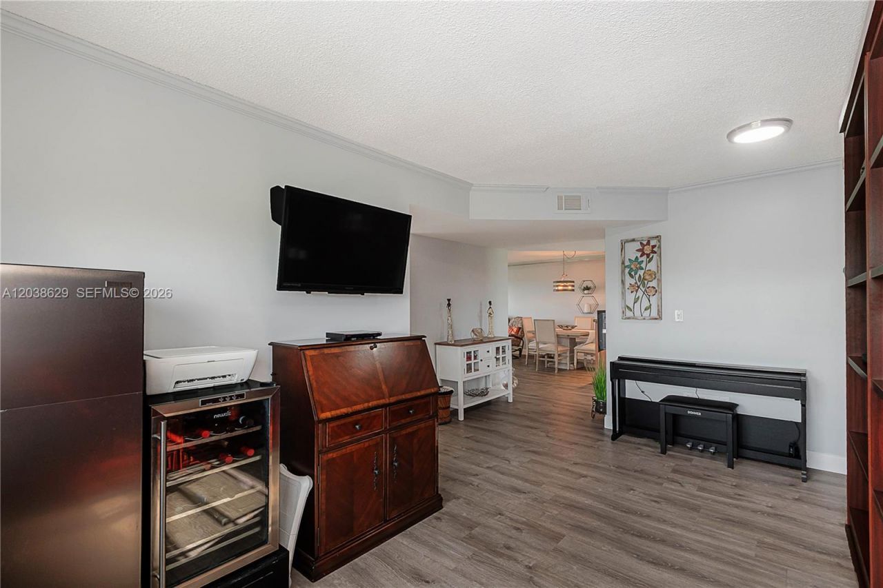 4800 Hillcrest Ln , Unit 501, Hollywood, FL 33021 Photo