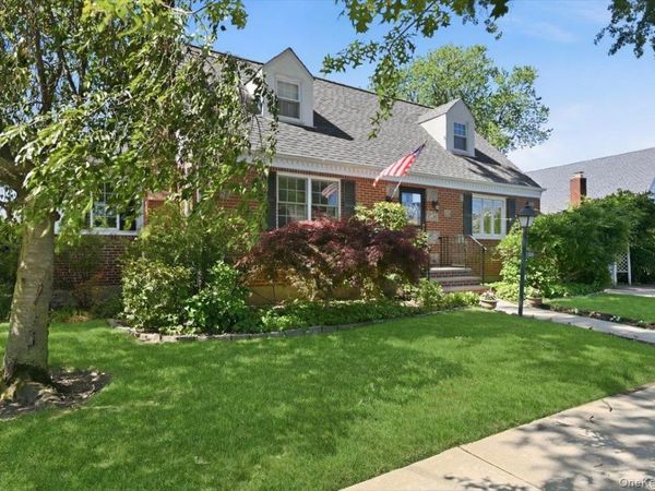 656 5th Avenue , New Hyde Park, NY 11040