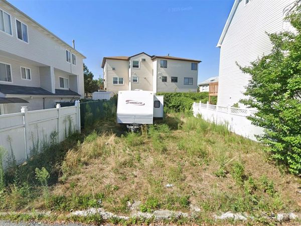 8 Iroquois Street , Staten Island, NY 10305