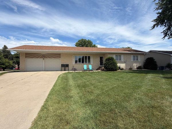 250 N 8th Ave., Sheldon, IA 51201