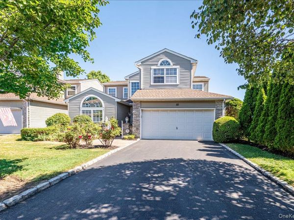 10 Windwatch Drive , Hauppauge, NY 11788