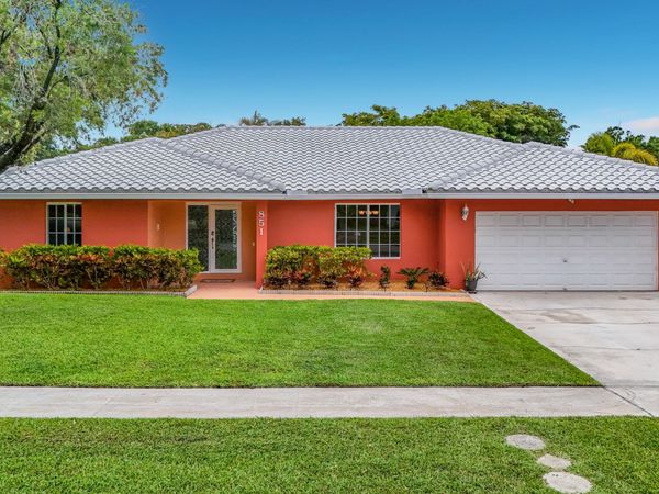 851 E Plantation Circle, Plantation, FL 33324