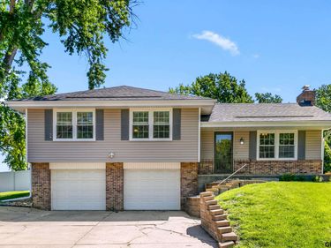 9806 O Circle, Omaha, NE 68127