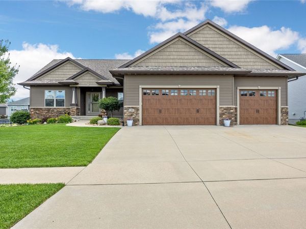 1393 Rolling Glen Drive , Marion, IA 52302