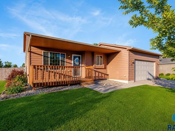 900 Greyhawk Ct, Harrisburg, SD 57032