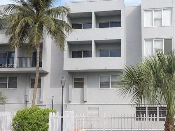 1555 W 44th Pl , Unit 203, Hialeah, FL 33012