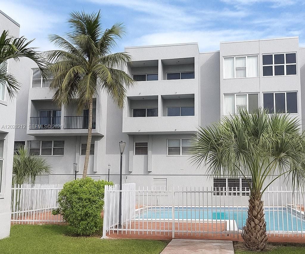 1555 W 44th Pl , Unit 203, Hialeah, FL 33012 Photo