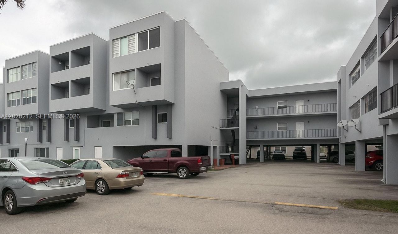 1555 W 44th Pl , Unit 203, Hialeah, FL 33012 Photo
