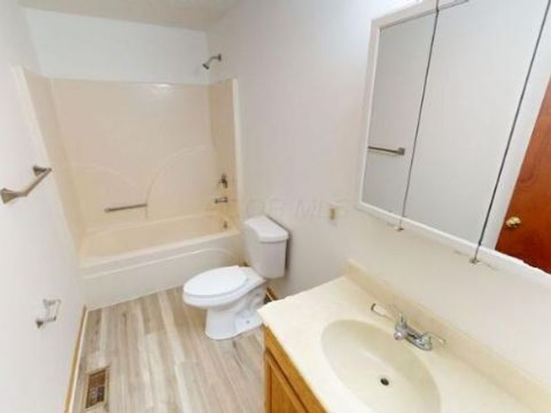 194 Woodsview Drive , Jeffersonville, OH 43128 Photo 9