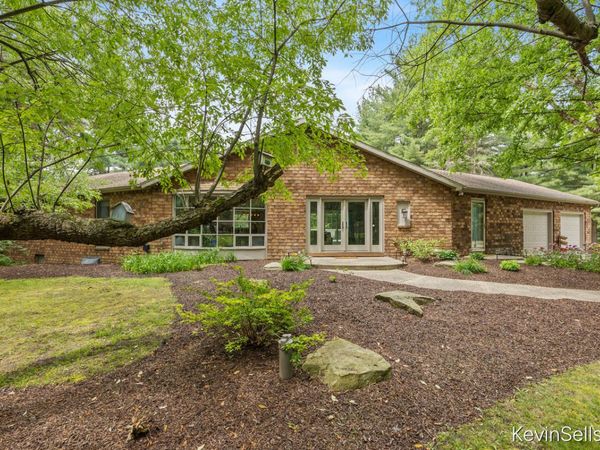 7710 Cascade Pines Drive SE, Grand Rapids, MI 49546