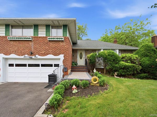 71 Parkway Drive, Syosset, NY 11791