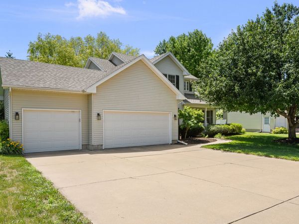 1198 Bridgeview Place , Le Claire, IA 52753