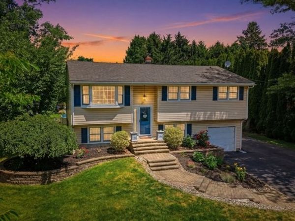 11 Hillside Dr, Clinton, NJ 08809