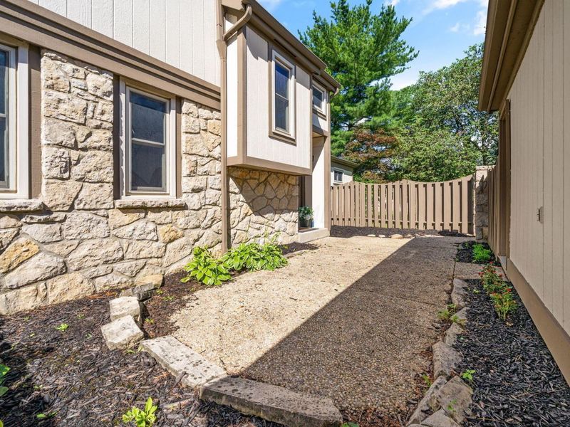 105 Kinder Place , Columbus, OH 43230 Photo 2