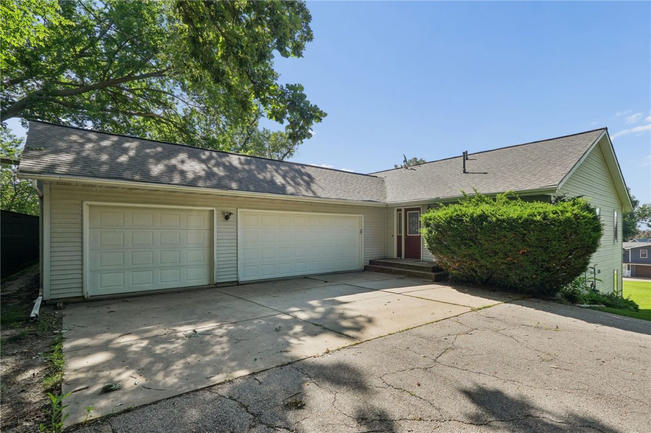 3009 Harvest Hill Road, Cedar Rapids, IA 52404 Main Photo