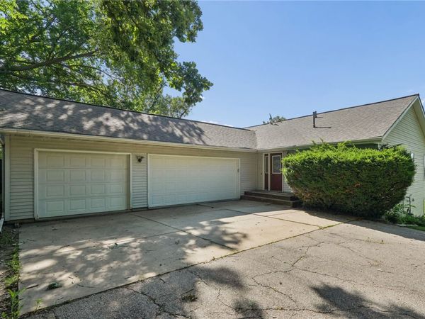 3009 Harvest Hill Road, Cedar Rapids, IA 52404