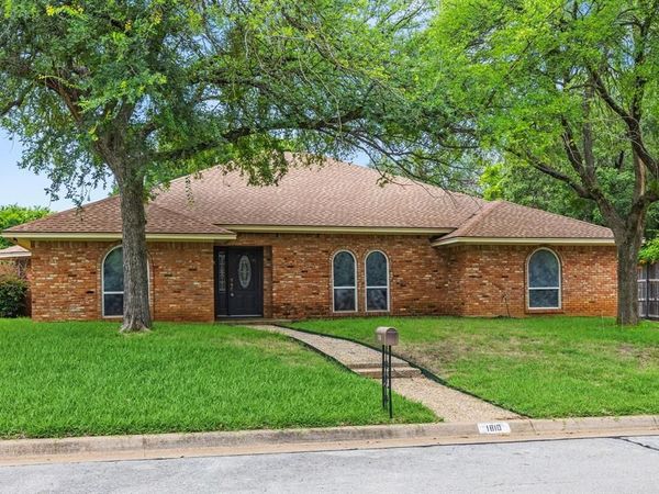 1810 Waterwood Drive, Arlington, TX 76012