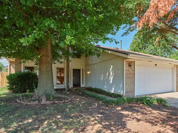 1372 W Cedarbrook Lane, Moore, OK 73170