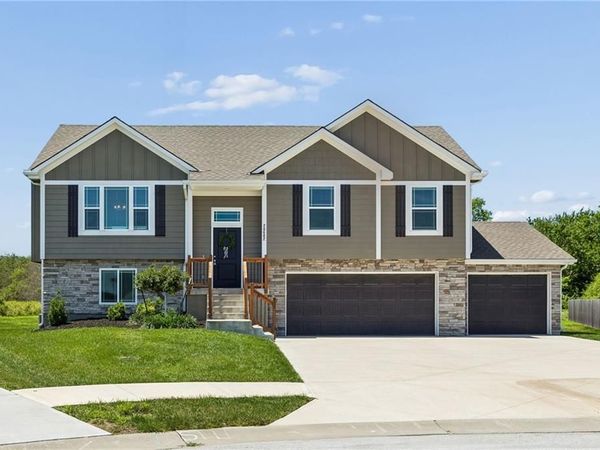 20602 Copper Creek Drive, Peculiar, MO 64078