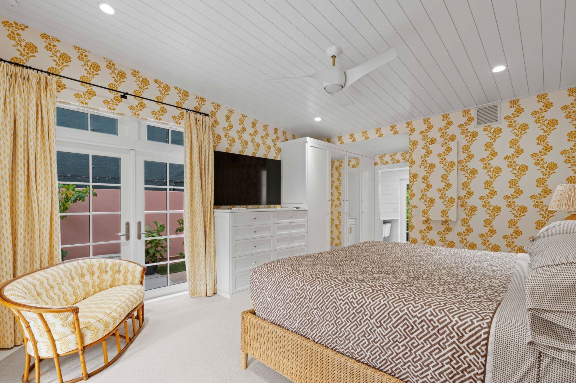 142 Peruvian Avenue, Unit 1020, Palm Beach, FL 33480 Photo