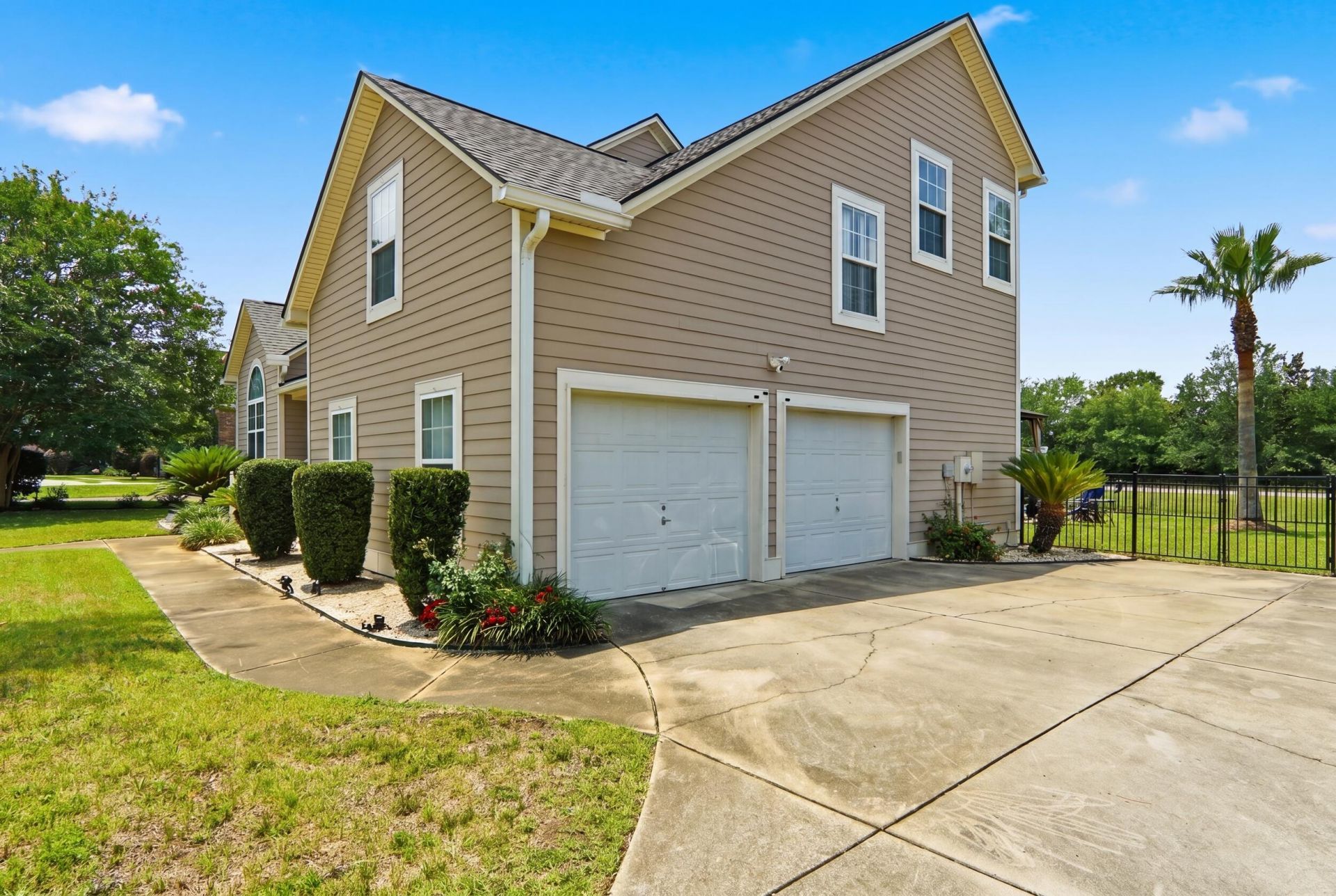 5043 Spaniel Drive Photo 4