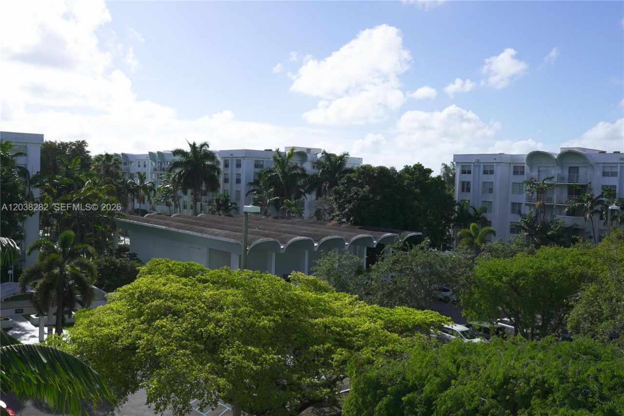 482 NW 165th St Rd, Unit A504, Miami, FL 33169 Photo